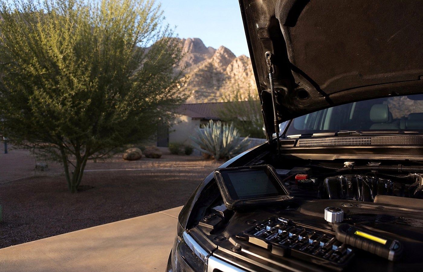 Las Vegas mobile mechanic replacing brakes at a customer's home